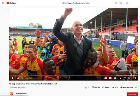 SKJERMBILDE: Erik Ten Hag med spillerne etter opprykket. Skjermbilde 2022-03-11 kl. 10.43.36