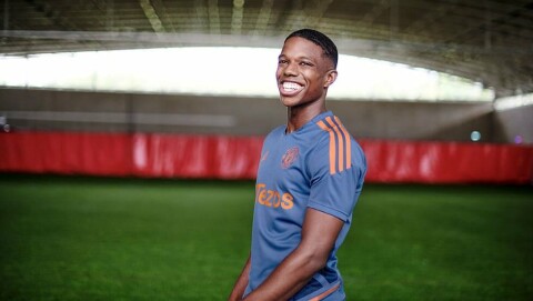 Sammenligner seg selv med United-legende Manchester United Unveil New Signing Tyrell Malacia