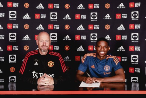 TEN HAGS FØRSTE SIGNERING: Tyrell Malacia har signert en kontrakt som strekker seg frem til juli 2026. Manchester United Unveil New Signing Tyrell Malacia