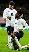 Rooney og Welbeck feirer scoring mot Montenegro.