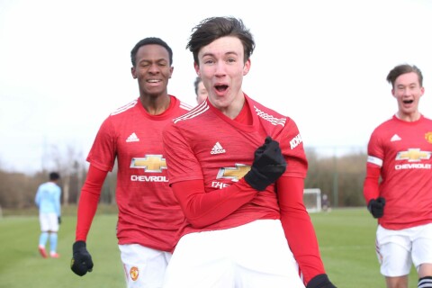 FIRE MÅL: Charlie McNeill feiret sitt første av fire scoringer mot gamleklubben Manchester City ved å kysse United-logoen.