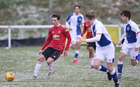 TEKNISK: 18-åringen har gode basisferdigheter ifølge Harry Robinson, som følger United-akademiet tett. Her i aksjon mot Blackburn.