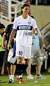 SKADET: En skadet Zlatan Ibrahimovic i Inter.