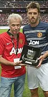 ÅRETS SPILLER: Michael Carrick får vikingeskipet fra US-redaktør Lars Morten Olsen, beviset på at Carrick ble kåret til årets spiller av fansen i Skandinavia i 2012/13.