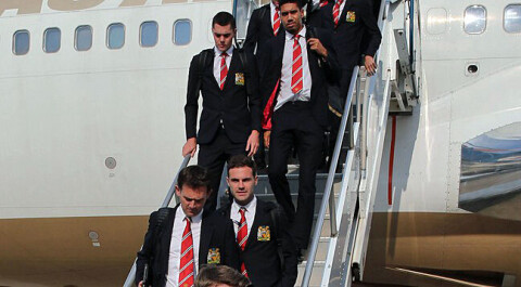 IKKE OPTIMALT: Det ble for mye reising sist sommer, mener Louis van Gaal. Manchester United FC Arrive In Detroit During Pre-Season Tour of The USA