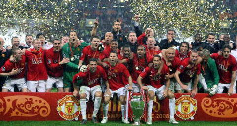 MOSCOW, RUSSIA - MAY 21: The Manchester United team celebrates with the trophy after winning the UEFA Champions League Final match between Manchester United and Chelsea at Luzhniki Stadium on May 21 2008 in Moscow, Russia. (Photo by Matthew Peters/Manchester United via Getty Images)