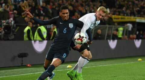 Tap for Smalling og Three Lions